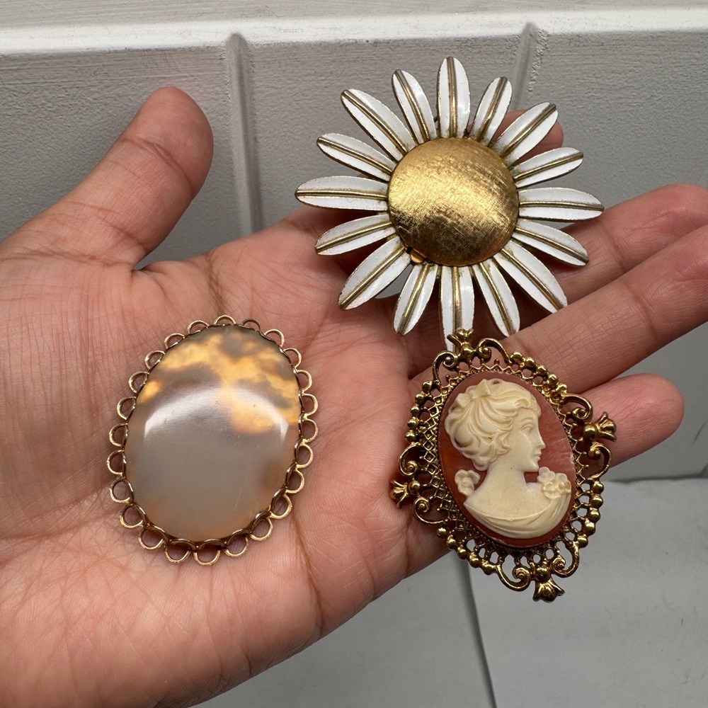 Cameo Daisy brooch locket with a oval stone brooch